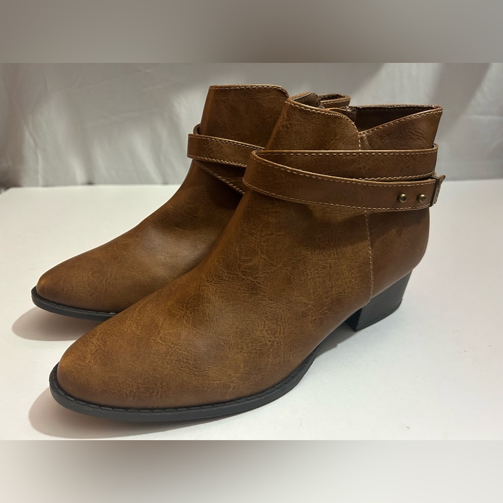 Lauran Conrad Carmel colored faux leather Ankle Boots     Size 7
